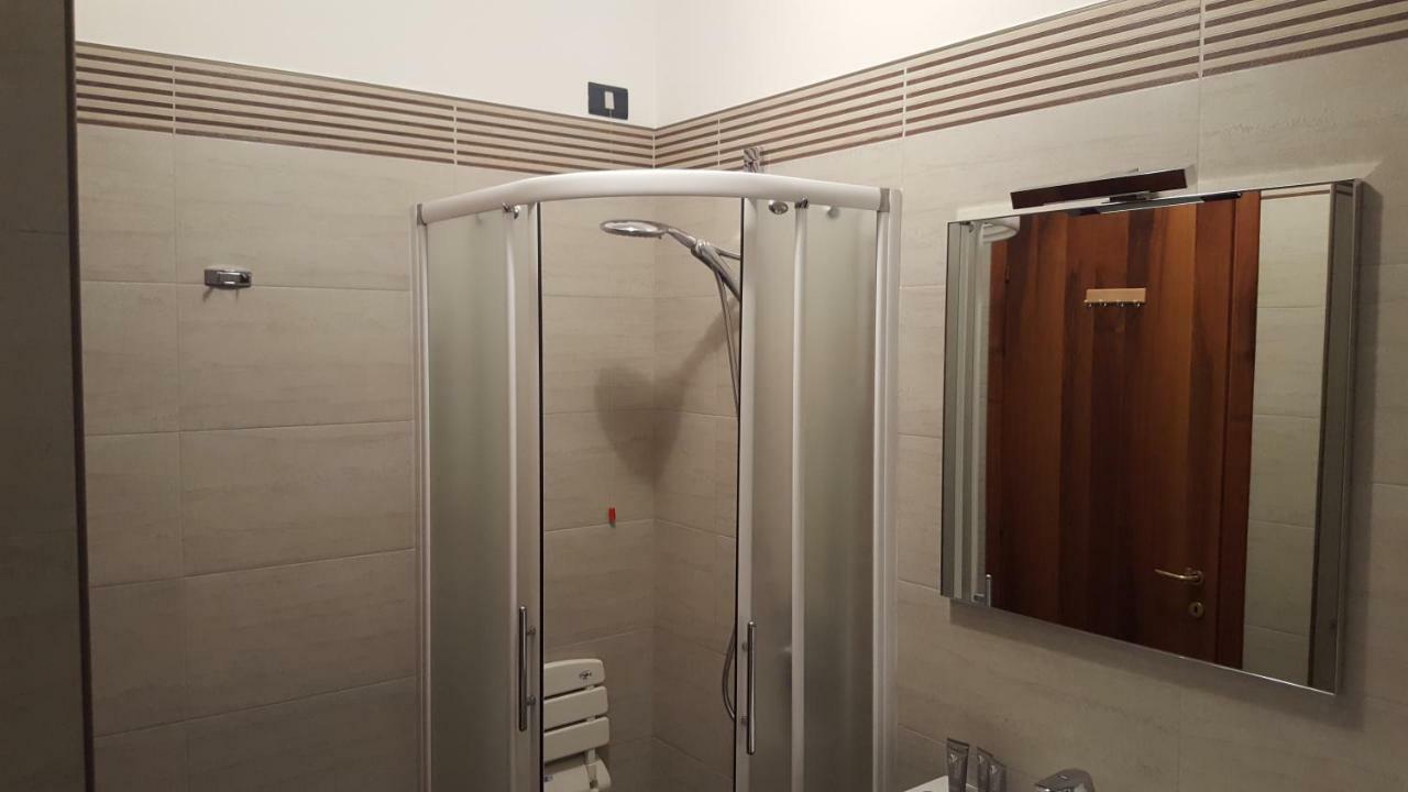Appartamento Michele Tre Piscine Caraibiche Desenzano Del Garda Exterior foto